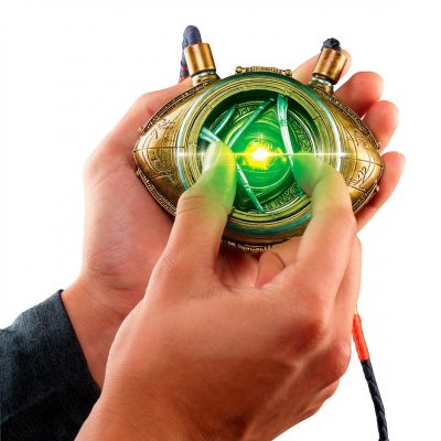Marvel-Legends-Doctor-Strange-Eye-of-Agamotto-with-Stand (7)
